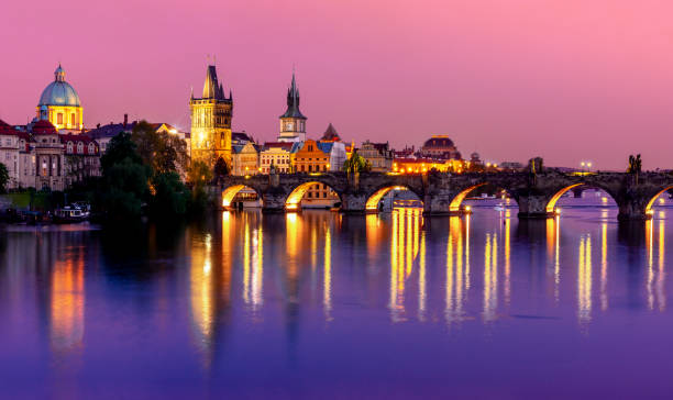 paisagem urbana de praga com ponte charles sobre rio vltava ao pôr do sol, república tcheca - rio vltava - fotografias e filmes do acervo