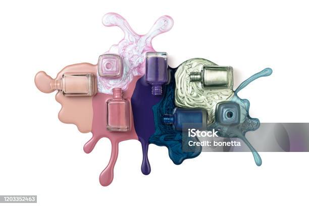 白い背景に隔離されたマニキュアスプラッシュフォームボトル - マニキュア液のストックフォトや画像を多数ご用意 - マニキュア液, ネイルアート, 手の爪