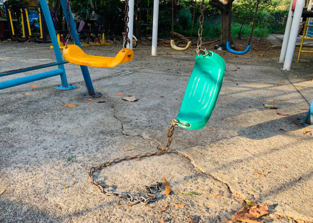 сломанные качели цепи на детской площадке - swing playground empty abandoned стоковые фото и изображения