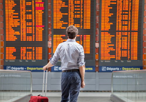 viajar con vuelo internacional, persona pasajero que espera en el aeropuerto photo