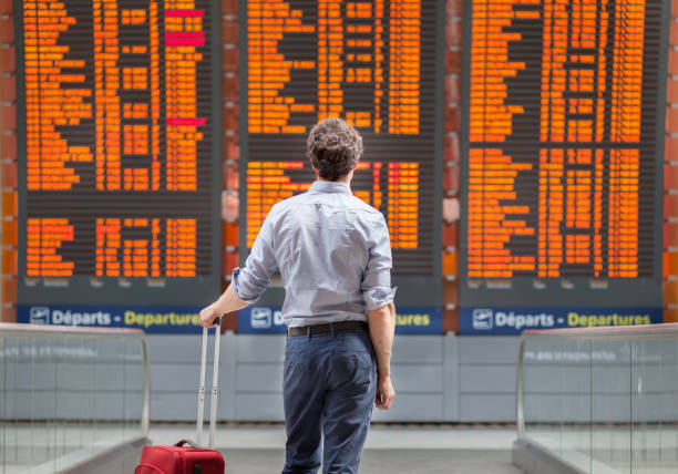 viajar con vuelo internacional, persona pasajero que espera en el aeropuerto - cancelación fotografías e imágenes de stock