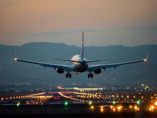 lądowanie na międzynarodowym lotnisku w osace - city night lighting equipment mid air zdjęcia i obrazy z banku zdjęć