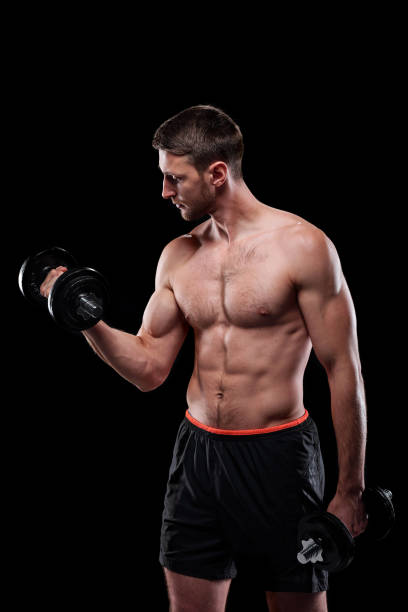 아령과 팔에 대한 운동을하고 젊은 근육 셔츠없는 역도 - weights human arm male beauty sport 뉴스 사진 이미지