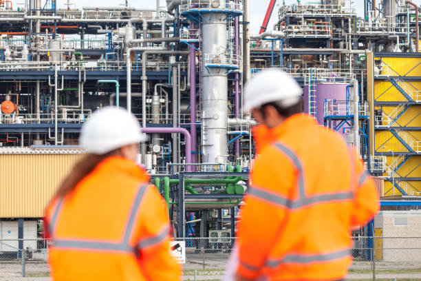 trabajadores industriales - chemical worker fotografías e imágenes de stock