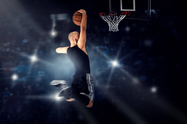 jugador de baloncesto saltando al ring y hace slam dunk - basketball basketball player shoe sports clothing fotografías e imágenes de stock