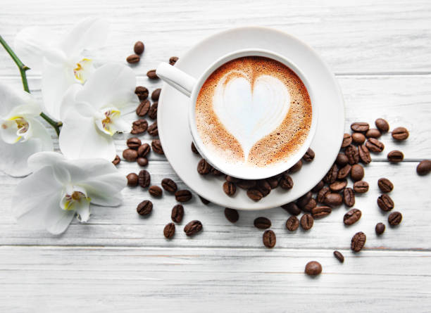 una taza de café con patrón cardíaco - coffee bean coffee flower ribbon fotografías e imágenes de stock