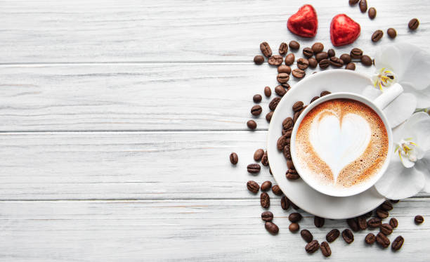 eine tasse kaffee mit herzmuster - coffee bean coffee flower ribbon stock-fotos und bilder