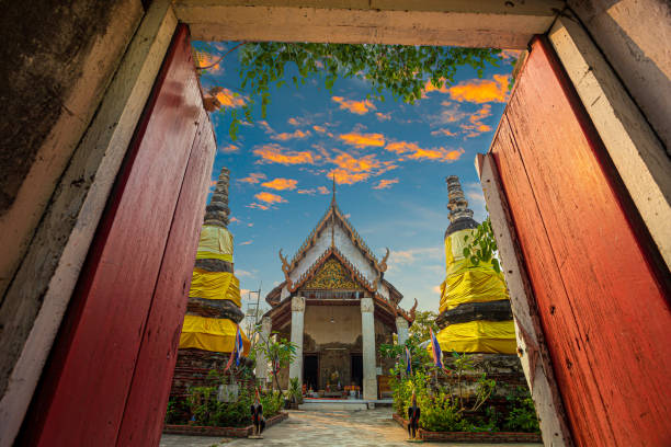 wat khok kham un vieux bâtiment de chapelle qui a été visité par le roi rama 4.le gable de la chapelle a une gravure en bois.,samut sakhon,thaïlande - wat phra sing photos et images de collection