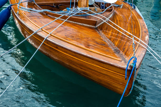 plan rapproché du bateau brun en bois rétro ancré dans le marin isolé - moored passenger ship rope lake photos et images de collection