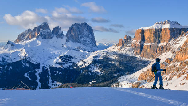 domaine de ski dolomiti superski avec vue panoramique sur le groupe sassolungo et sella, au coucher du soleil. - domain photos et images de collection