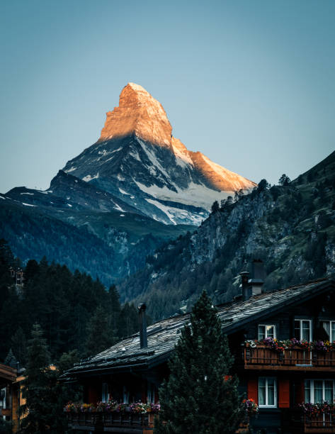 маттерхорн на рассвете - switzerland european alps mountain alpenglow стоковые фото и изображения