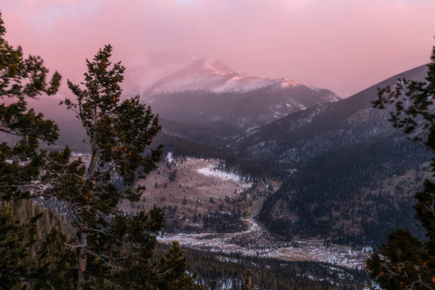 sonnenaufgang in rocky mountain nationalpark - cold lake frozen estes park stock-fotos und bilder