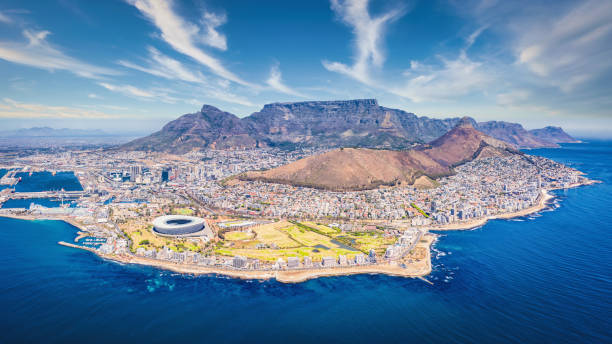 ciudad del cabo panorama icónico drone aéreo vista sudáfrica - montaña de lions head fotografías e imágenes de stock