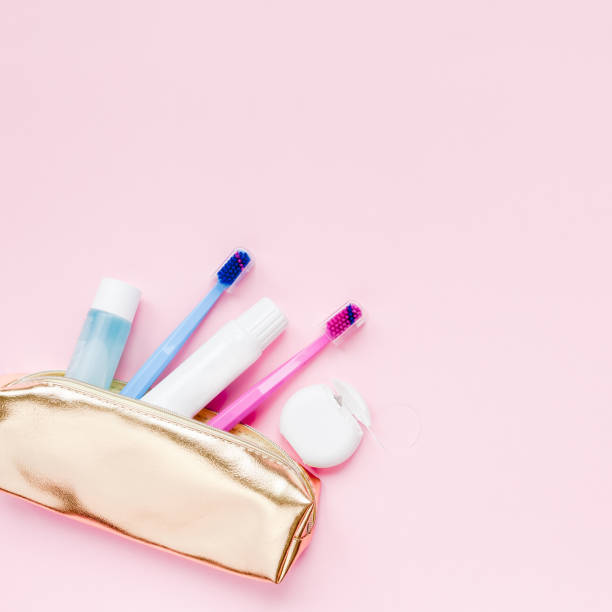 higiene dos dentes e produtos de cuidados bucais flatlay - toothbrush plastic multi colored hygiene - fotografias e filmes do acervo