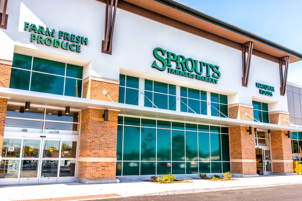 esterno del negozio sprouts farmers market con cartello di prodotti freschi della fattoria su strada - organic sign food community foto e immagini stock