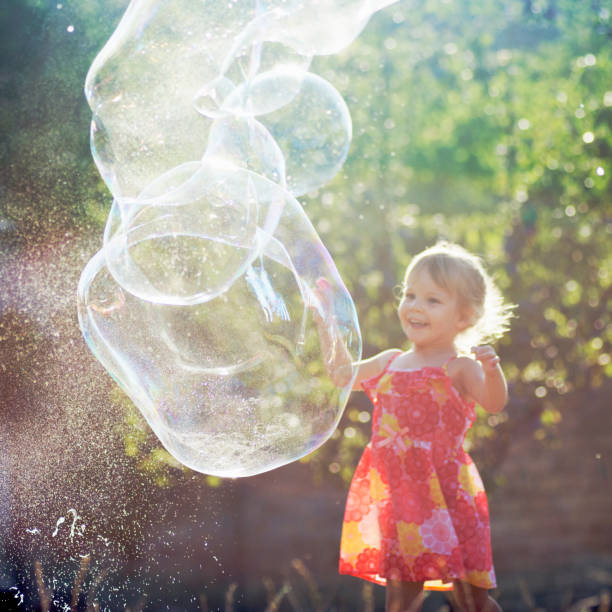 liten flicka leker med såpbubblor - troll bildbanksfoton och bilder