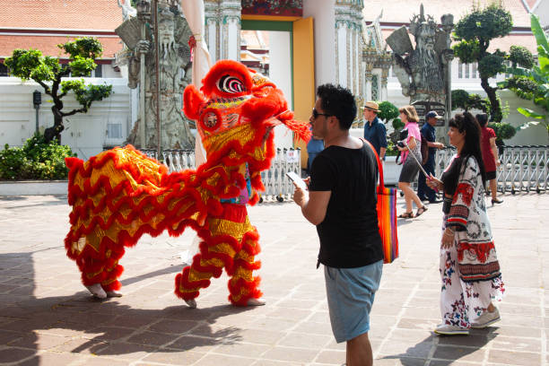 complejo del templo budista wat pho, preparación para celebrar el año nuevo chino 2020 - wat pho fotografías e imágenes de stock