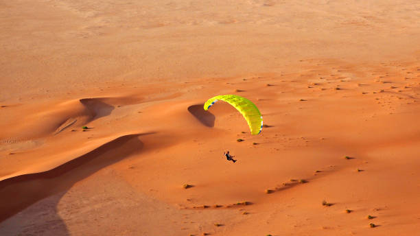 parapente sobre el desierto - alenka fotografías e imágenes de stock