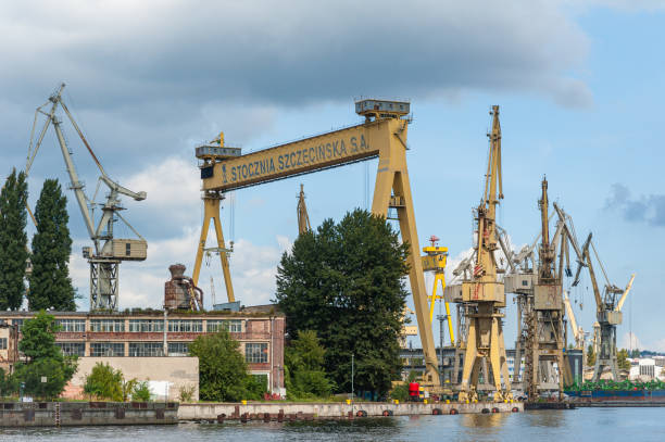 estaleiro szczecin (estaleiro szczecinska sa). polônia. 08-28-2017. - industry szczecin europe nautical vessel - fotografias e filmes do acervo