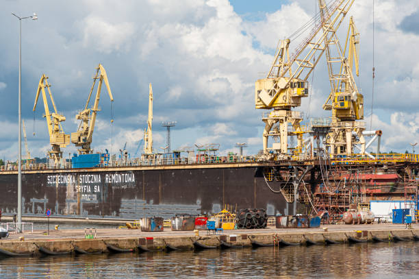 estaleiro szczecin (estaleiro szczecinska sa). polônia. 08-28-2017. - industry szczecin europe nautical vessel - fotografias e filmes do acervo