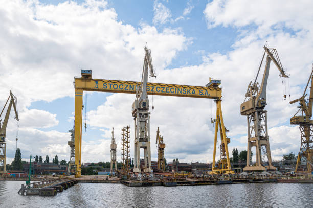 estaleiro szczecin (estaleiro szczecinska sa). polônia. 08-28-2017. - industry szczecin europe nautical vessel - fotografias e filmes do acervo