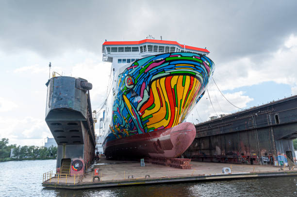 cantiere navale stettino (cantiere navale stettino gryfia). polonia. 28-08-2017. traghetto per il mar baltico cracovia nel molo di carenaggio dei cantieri navali. armatore pzb (zegluga baltycka polacco) - industry szczecin europe nautical vessel foto e immagini stock