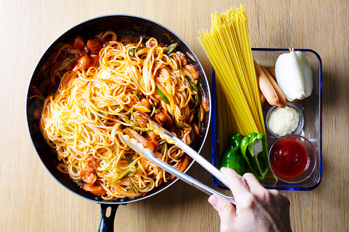 Japanese-style pasta dishes, spaghetti (Naporitan). Stir-fried peppers, onions, and wiener, add boiled spaghetti\nMake with ketchup.