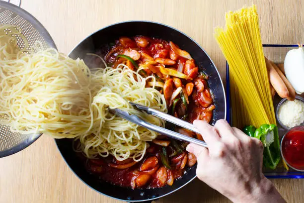 Japanese-style pasta dishes, spaghetti (Naporitan). Stir-fried peppers, onions, and wiener, add boiled spaghetti
Make with ketchup.
