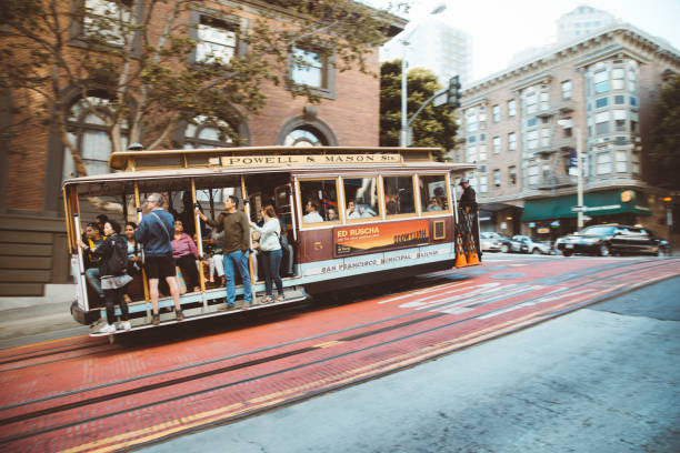 tradycyjna kolejka linowa w san francisco o zachodzie słońca, kalifornia, stany zjednoczone ameryki - hyde street zdjęcia i obrazy z banku zdjęć