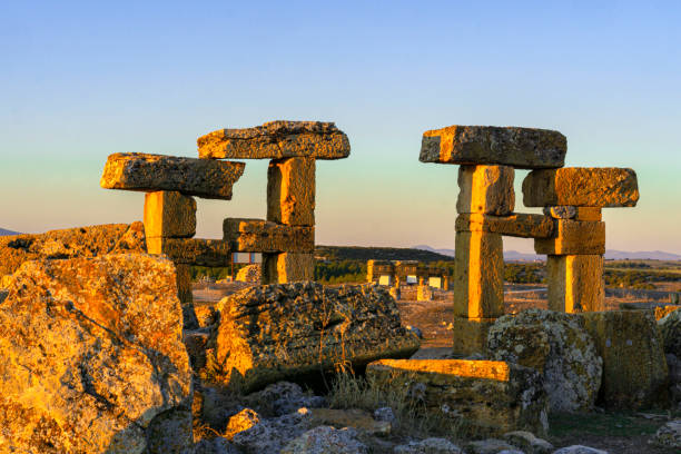 zachód słońca nad pozostałościami świątyni blaundus, usak, turcja - architecture anatolia ancient civilization ancient greece zdjęcia i obrazy z banku zdjęć