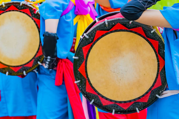 traditionelles japanisches tanzfestival, okinawa eisa - taiko drum stock-fotos und bilder