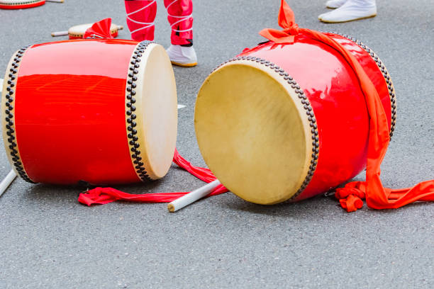 традиционный фестиваль японского танца, окинава-эйса - taiko drum стоковые фото и изображения