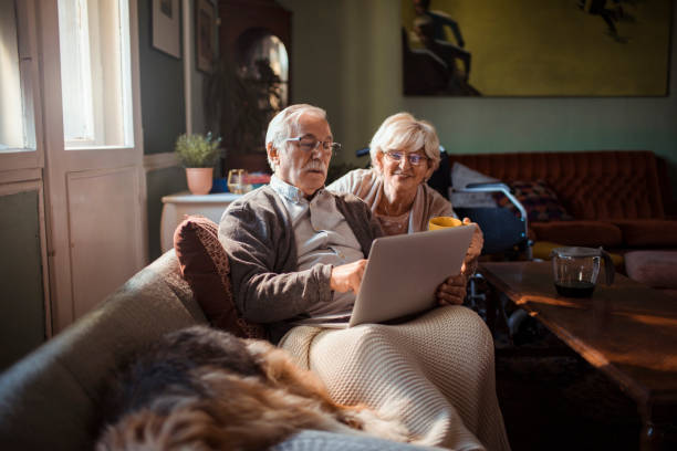 senior couple at home - senior adult dog medical equipment senior women imagens e fotografias de stock