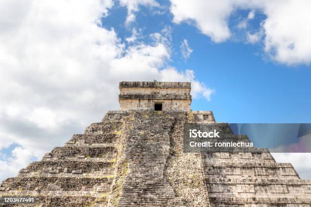 พีระมิดแห่งคูกุลกันที่ Chichen Itza ในคาบสมุทรยูคาทาน ประเทศเม็กซิโก พีระมิดแห่งคูกุลกันที่ Chichen Itza ในคาบสมุทรยูคาทาน ประเทศเม็กซิโก