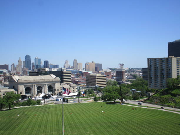 union station e o centro de kansas city, missouri no fim de semana do dia do trabalho com bandeiras e céu azul claro do memorial da liberdade. - kansas city missouri fountain missouri union station kansas city - fotografias e filmes do acervo