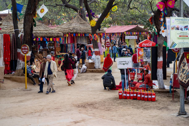 shoppare njuta av surajkund crafts mela festival, världens största hantverk skön - haryana bildbanksfoton och bilder