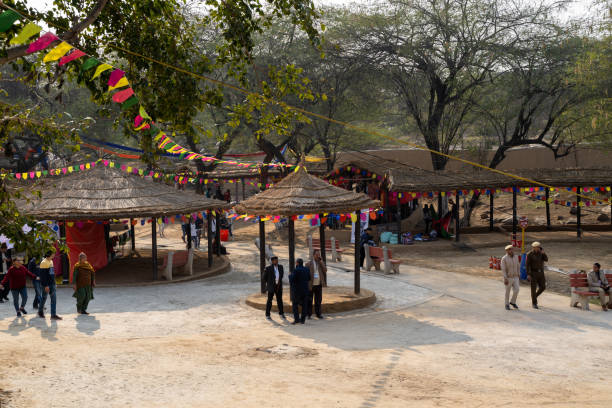 tomma bås på surajkund crafts mela som leverantörer och hantverkare förbereda sig för folkmassorna av shoppare - haryana bildbanksfoton och bilder