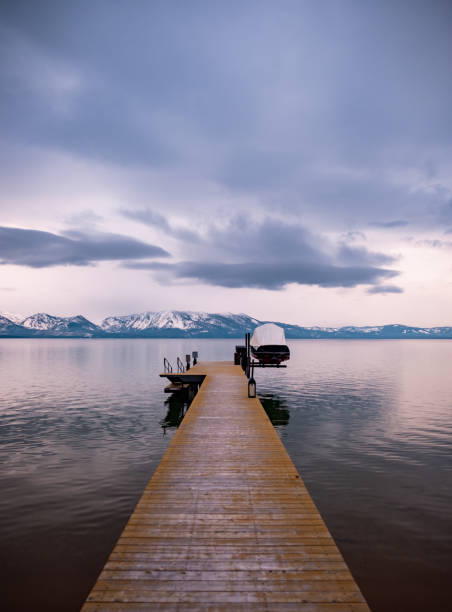 cais do lago tahoe ao anoitecer - self reflection - fotografias e filmes do acervo