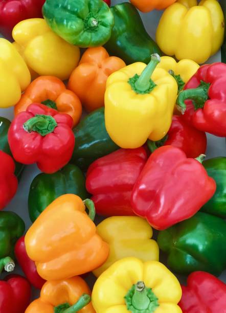 食べ物の質感のためにクローズアップ異なる色のコショウ - fruit tomato vegetable full frame ストックフォトと画像