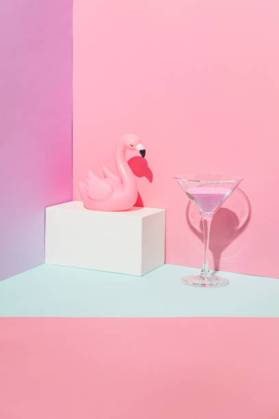 letnia kompozycja imprezowa na geometrycznym tle z różowym flamingiem i kieliszkiem koktajlu. koncepcja plaży lub basenu - plastic flamingo zdjęcia i obrazy z banku zdjęć