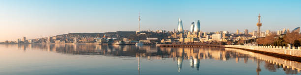 vista panorámica del paisaje urbano de bakú por la mañana - azerbaiyán fotografías e imágenes de stock