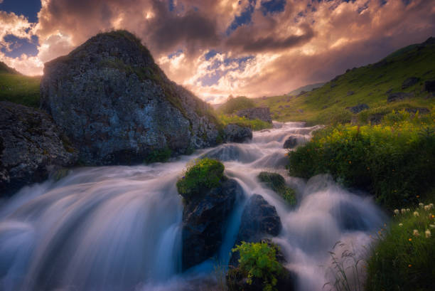 puesta de sol mágica sobre el río de montaña que fluye rápidamente - valley georgia river mountain fotografías e imágenes de stock