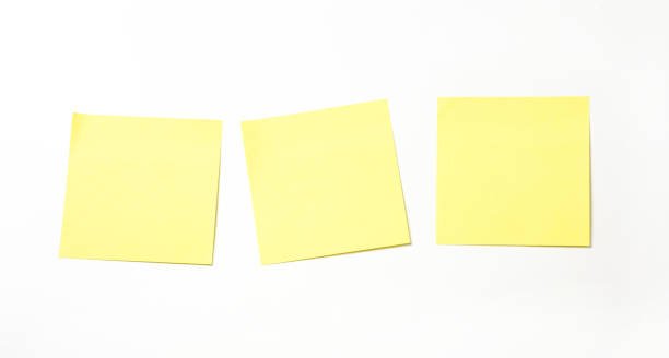 żółta notatka samoprzylepna izolowana na białym tle. - reminder blackboard communication note pad zdjęcia i obrazy z banku zdjęć