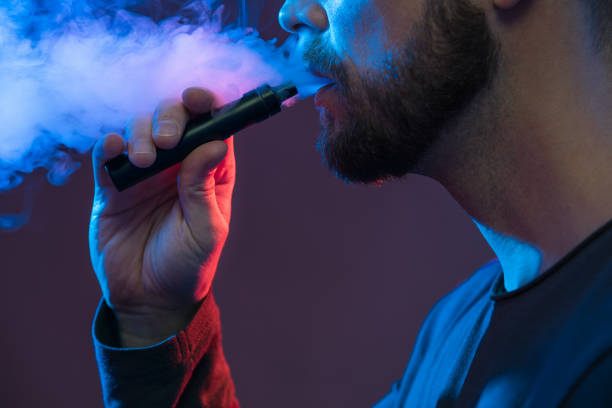 vaping e-liquid z elektronicznego papierosa - e cigarette zdjęcia i obrazy z banku zdjęć