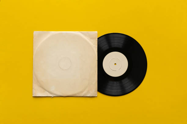 die mockup-vorlage mit der neuen vinyl-disc auf farboberfläche, musikalbum-cover-design - schallplatte stock-fotos und bilder