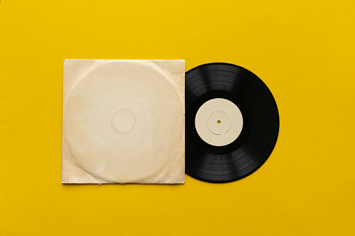 la plantilla de maqueta con el nuevo disco de vinilo en la superficie de color, diseño de la portada del álbum de música photo