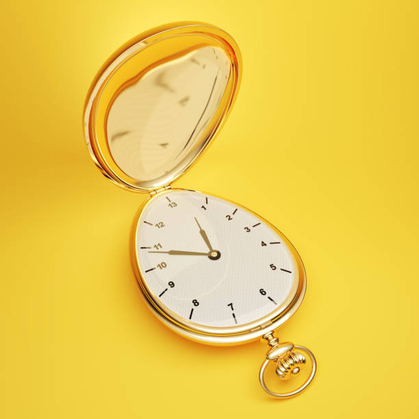 montre de poche vintage d’or d’isolement sur un fond jaune avec le chemin de coupure. inclus 13 heures. - clock nobody decoration minute hand photos et images de collection