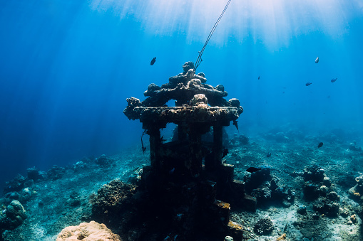 Templo submarino en el océano azul cerca de Amed, Bali. Sitio de buceo en Bali photo