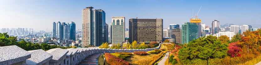 Muros de la ciudad de Seúl con vistas al centro skycraper paisaje urbano panorama Corea photo