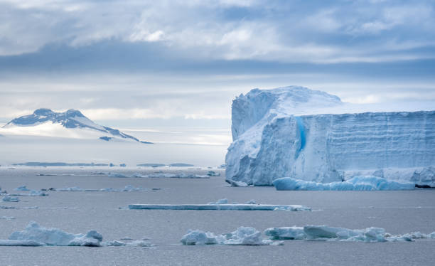 navigating among enormous icebergs, including the world's largest recorded b-15, calved from the ross ice shelf of antarctica, - climate change south pole antarctica imagens e fotografias de stock